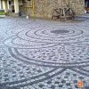 Колотая брусчатка из гранитов серых тонов размером 10х10х5 см.