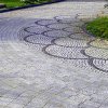 Наиболее практичный вариант – сочетание колотой брусчатки с пиленым гранитом. 
