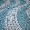 Шов при укладке колотой брусчатки позволяет добиться более четкой геометрии рисунка.